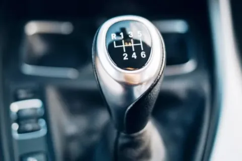 Inilah Cara Antisipasi Persneling Mobil Sulit Dipindahkan