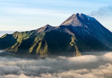 Inilah 7 Gunung Tertinggi di Indonesia yang Mungkin Belum Kamu Ketahui