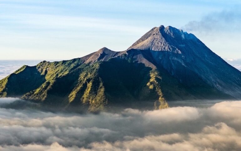 Inilah 7 Gunung Tertinggi di Indonesia yang Mungkin Belum Kamu Ketahui