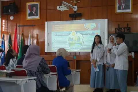 UPER Dorong Siswa SMA Depok Melek Transisi Energi Lewat Diskusi Dan Karya Infografis