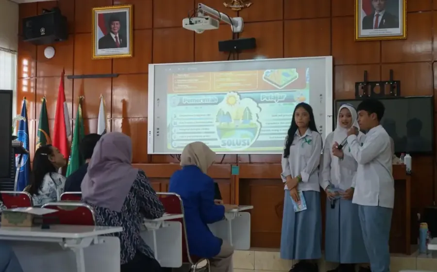 UPER Dorong Siswa SMA Depok Melek Transisi Energi Lewat Diskusi Dan Karya Infografis