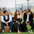Pilihan model busana kondangan simpel elegan dengan potongan modern yang memberikan kesan anggun dan bersahaja