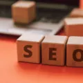 Ilustrasi cara memilih nama domain bisnis profesional pada layar laptop untuk branding usaha