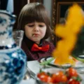 Cara mengatasi anak susah makan menggunakan penyajian makanan berbentuk karakter kartun yang lucu dan kreatif