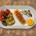 Berbagai bahan makanan penurun kolesterol tinggi yang sehat untuk jantung seperti oat, buah segar, dan minyak zaitun