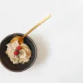 Berbagai pilihan makanan sehat untuk penderita maag seperti oatmeal dan pisang di atas meja kayu