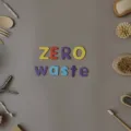 Manfaat hidup tanpa sampah tercermin dari penggunaan wadah makanan kaca dan kantong belanja kain ramah lingkungan