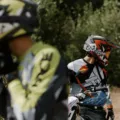 Pengendara motor mengenakan helm motor terbaik dengan standar keselamatan SNI