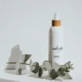 Toner wajah alami dari ekstrak bunga mawar dan teh hijau untuk hidrasi kulit