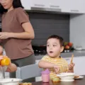 Cara mendidik anak disiplin sejak dini dengan mengajarkan mereka merapikan mainan bersama orang tua secara konsisten
