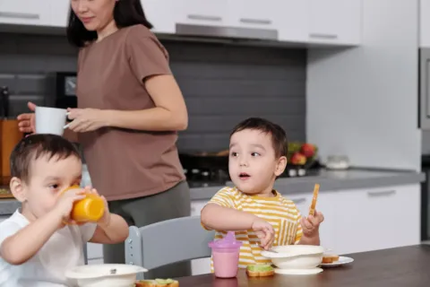 Cara mendidik anak disiplin sejak dini dengan mengajarkan mereka merapikan mainan bersama orang tua secara konsisten