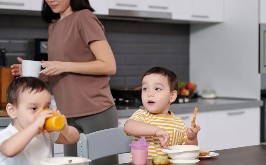 Cara mendidik anak disiplin sejak dini dengan mengajarkan mereka merapikan mainan bersama orang tua secara konsisten