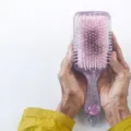 Ilustrasi cara mengatasi rambut rontok dengan perawatan rambut alami menggunakan minyak kemiri dan kelapa