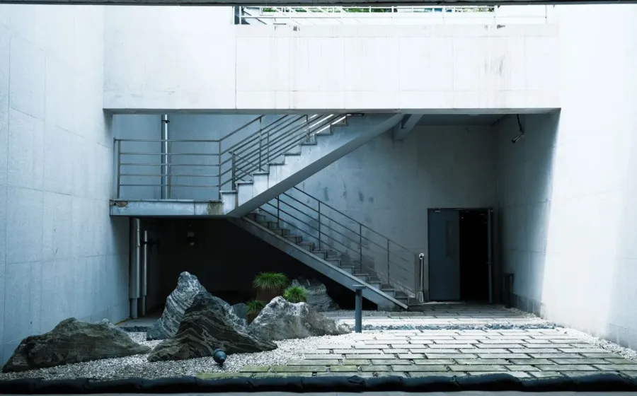 Inspirasi desain void rumah minimalis dengan pencahayaan alami dan tanaman indoor hijau yang asri