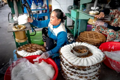 Analisis peluang usaha daerah berbasis produk kerajinan tangan lokal kreatif untuk pasar nasional