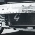 Mekanik sedang memeriksa penyebab radiator mobil bocor untuk mencegah mesin overheat