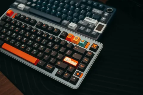 Rekomendasi keyboard mekanik terbaik tipe hot-swappable dengan lampu RGB menyala di atas meja kerja kayu