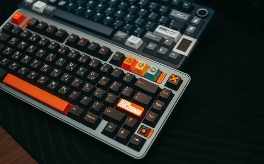 Rekomendasi keyboard mekanik terbaik tipe hot-swappable dengan lampu RGB menyala di atas meja kerja kayu