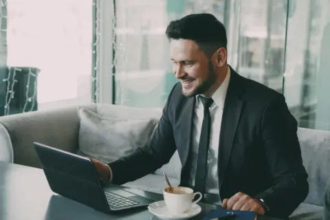 Rutinitas pagi orang sukses yang sedang menulis rencana harian dengan tenang di meja kerja