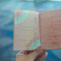 Paspor dengan stiker persetujuan visa wisata untuk liburan ke luar negeri