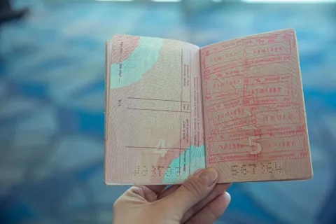 Paspor dengan stiker persetujuan visa wisata untuk liburan ke luar negeri