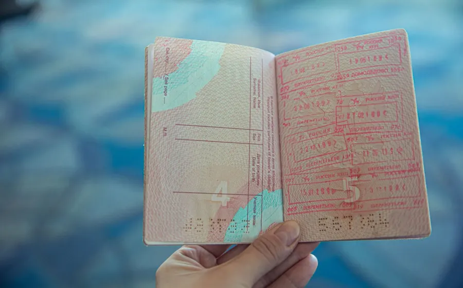 Paspor dengan stiker persetujuan visa wisata untuk liburan ke luar negeri