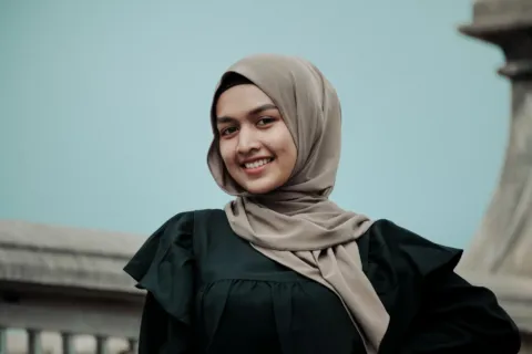 Perempuan berhijab modis mengenakan tren hijab kekinian simpel berwarna pastel netral