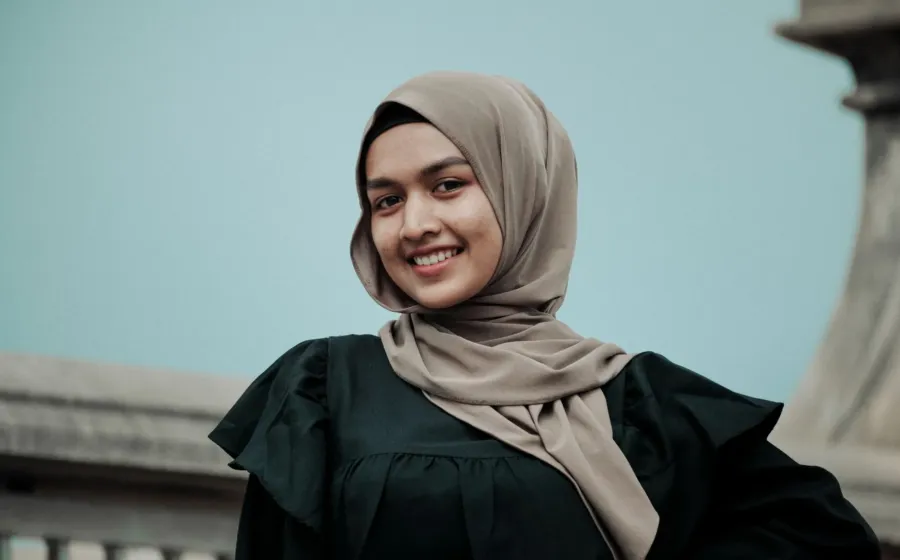 Perempuan berhijab modis mengenakan tren hijab kekinian simpel berwarna pastel netral